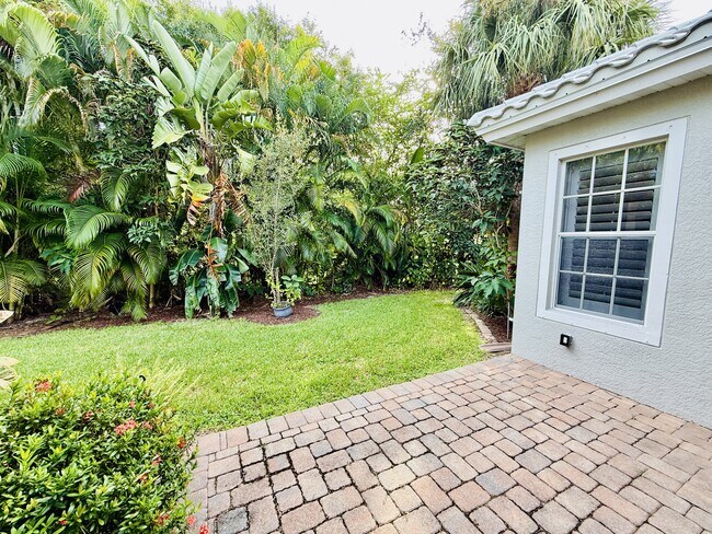 Building Photo - 16156 Parque Ln