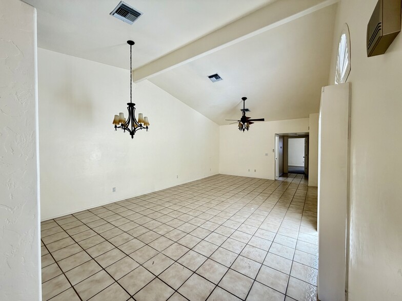 Building Photo - 328 W Santa Barbara