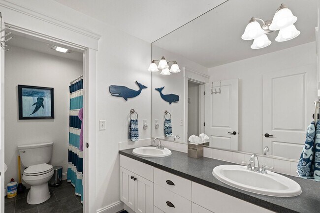 Building Photo - Custom Craftsman Estate on 1.5+ Sun-drenched Acres