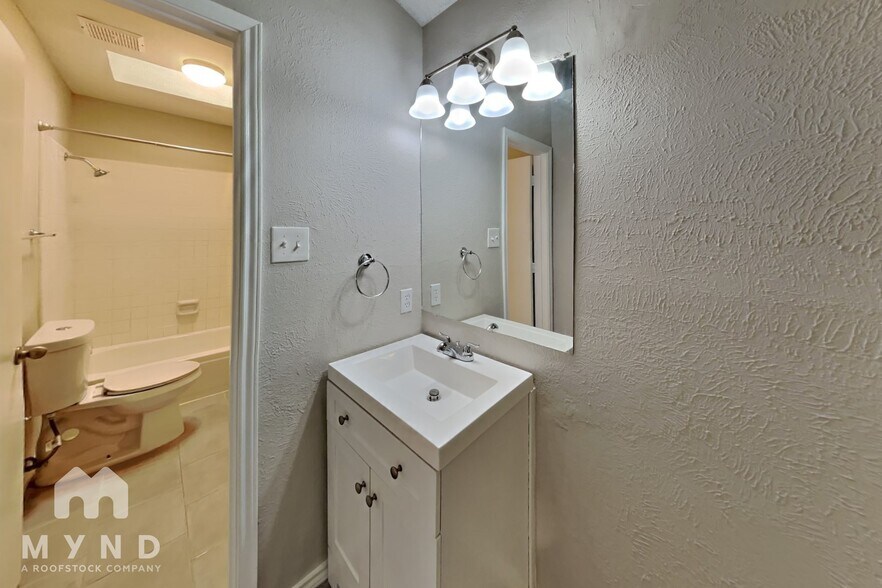 Building Photo - 7413 Waterway Dr