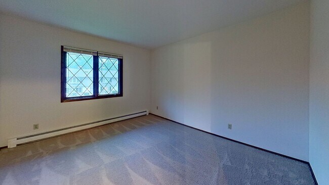 Building Photo - Lower 1 Bedroom 1 Bathroom Apartment is Available