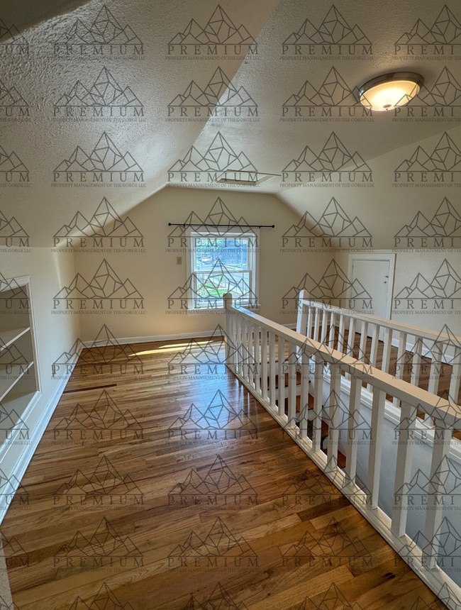 Building Photo - Large 4 Bedroom 2 Bath