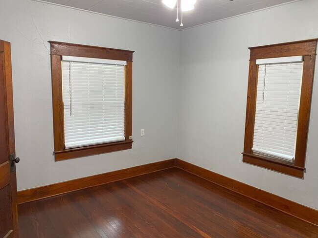 Building Photo - 324 S Benjamin St