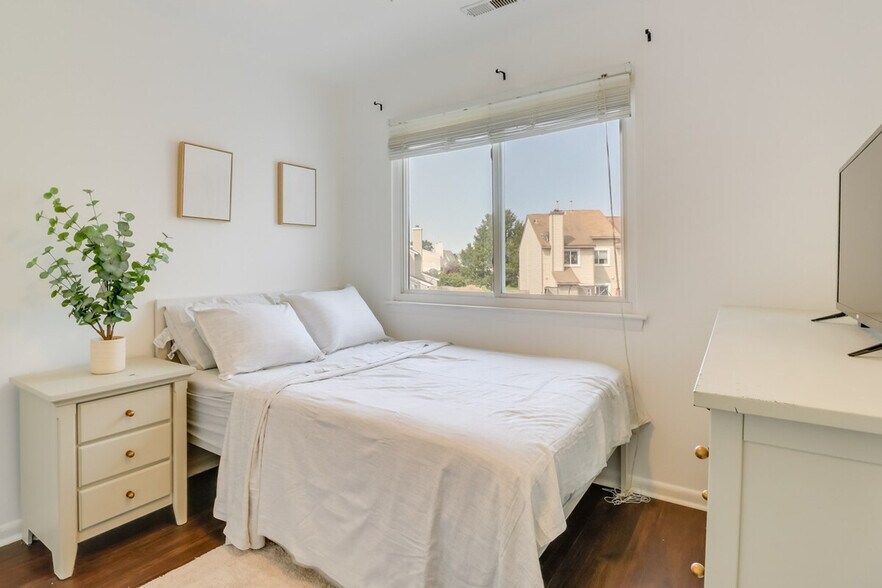 Building Photo - 749 Quesnel Dr