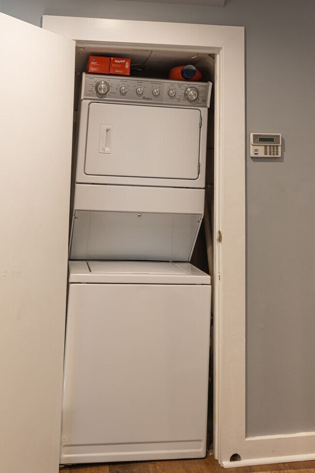 Building Photo - 1515 1/2 S Carson Ave