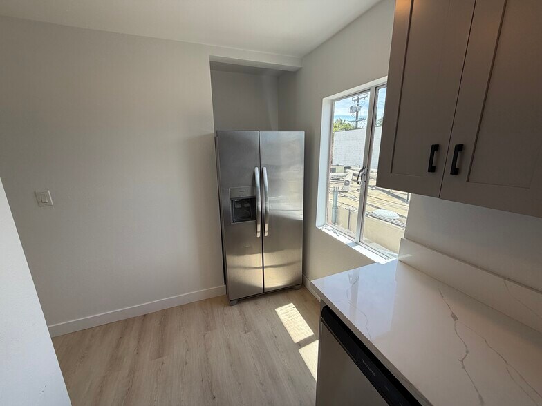 Building Photo - 478 S San Vicente Blvd