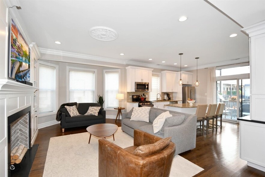 Living room - 211 W Saint Paul Ave