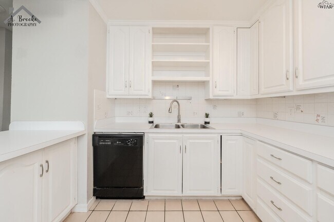 Building Photo - 1400 Phoenix Dr