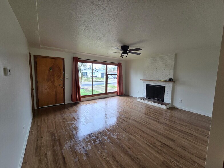 Building Photo - 11824 NE Stanton St