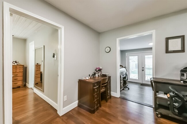 Building Photo - 1102 W Hart Ave