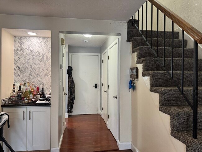 Building Photo - 909 Pleasant St