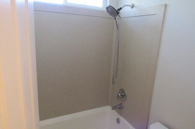 Building Photo - Beautiful 4 Bed/3 Bath Tracy Home with Pool and Fresh Paint