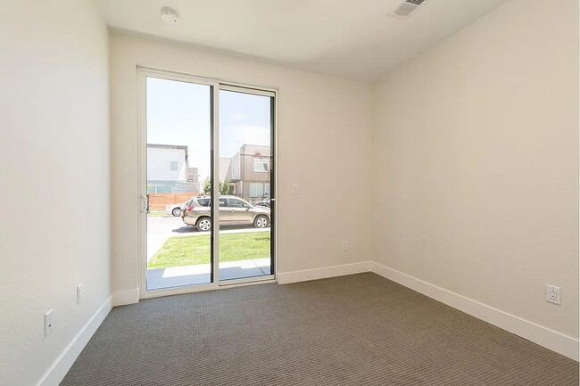 Building Photo - Modern 3 bed / 2.5 bed farmhouse townhome below market rent value