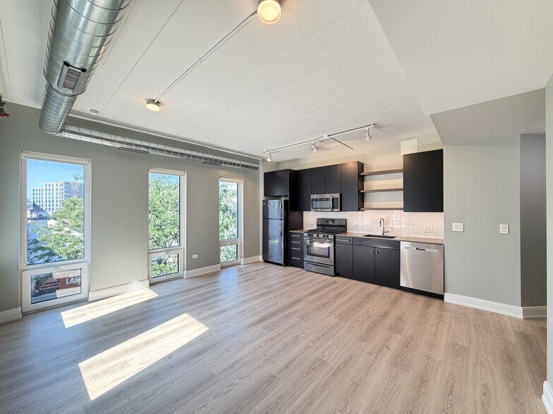 Building Photo - 941 W Belmont Ave