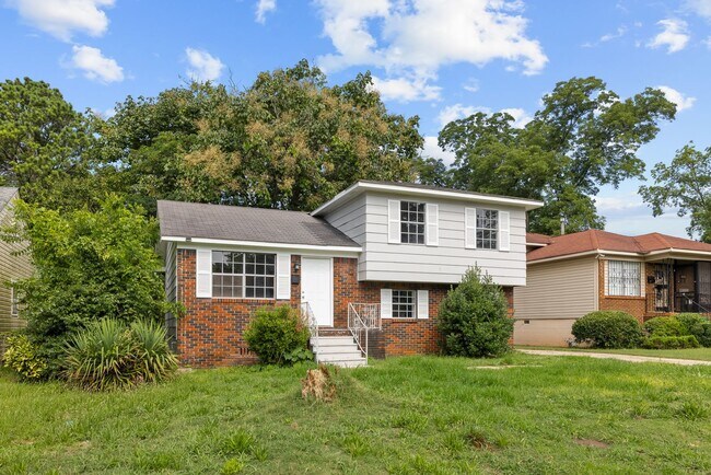 Building Photo - Spacious beautiful 4-bedroom 2.5 bath home