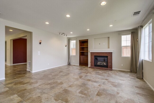 Building Photo - Beautiful Sky Ranch home with Spectacular Views!