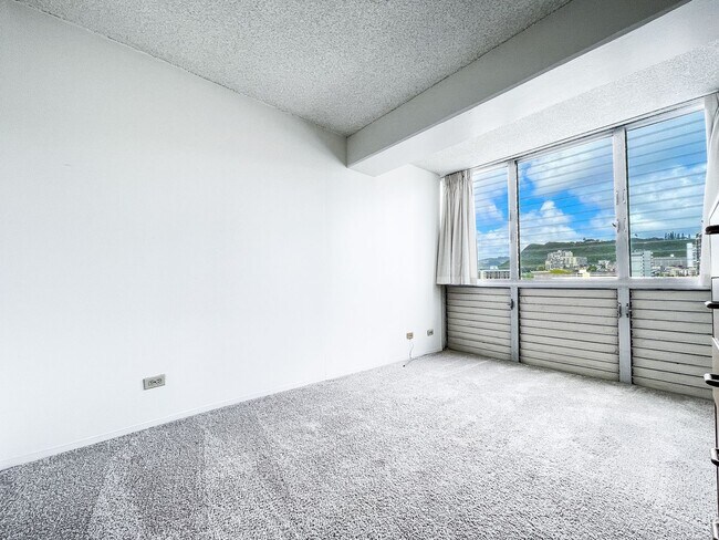 Building Photo - Centrally Located Honolulu Condo with Assigned Parking & A/C