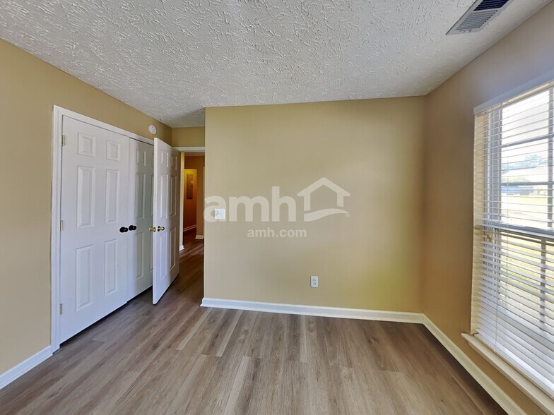 Building Photo - 544 Windy Rd