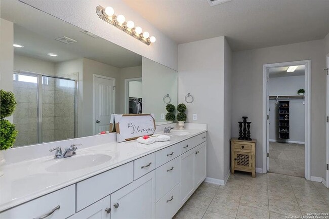 Building Photo - 241 Silver Maple Dr