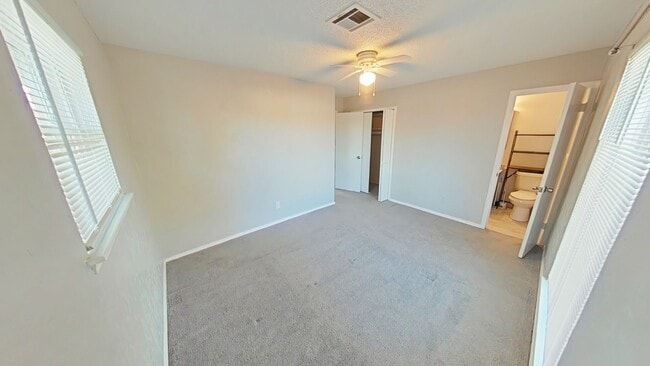 Building Photo - 324 NW Compass Dr