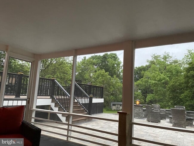 Building Photo - 1104 Dunvegan Rd