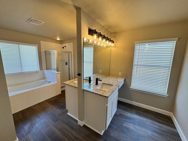 Building Photo - Move-In Ready Family Home in North San Antonio