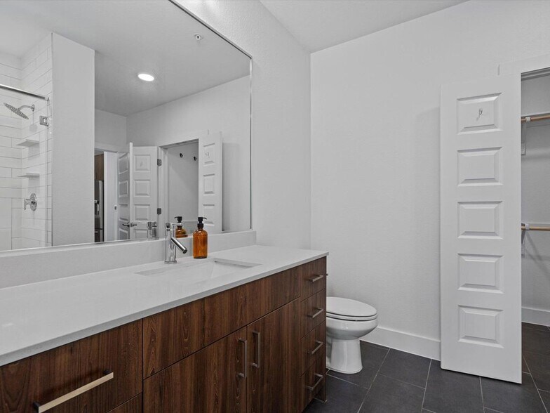 Full bath - 2213 Poquito St