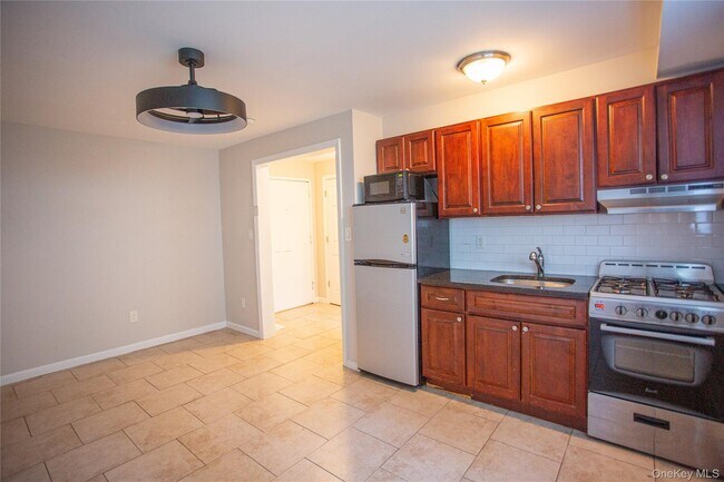 Building Photo - 65 W Broadway