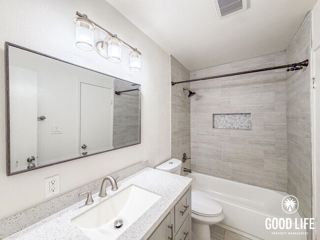 Building Photo - 3BD/1BA Home in Lakeside with In-Unit Laundry & Built-In Closets