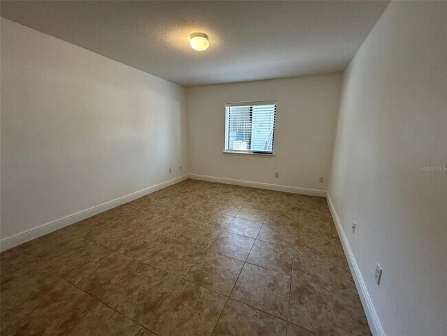 Building Photo - 220 Riverbend Dr