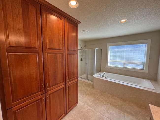 Building Photo - 4 Bedroom - 2 1/2 Bath Tualatin Home