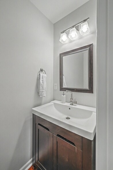 Building Photo - 549 Tayrn Dr