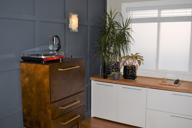 Building Photo - 1817 Tyler Ave