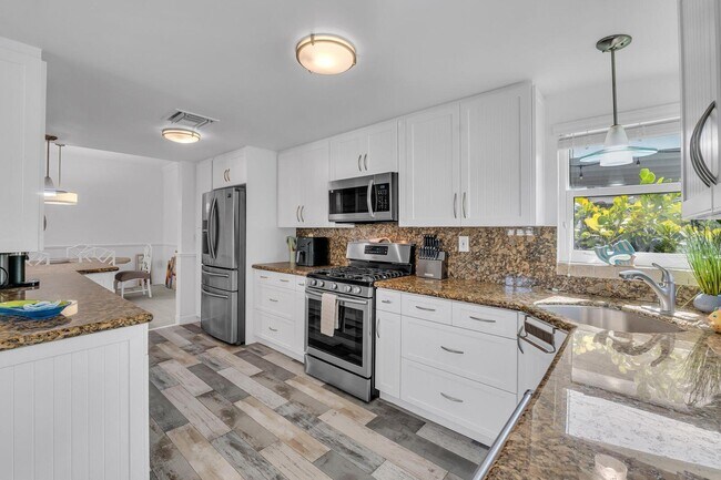 Building Photo - 530 NE 17th St