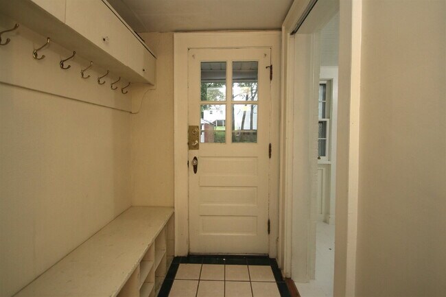 Building Photo - Charming 1950s Home Just Minutes from Downtown Harrisonburg!