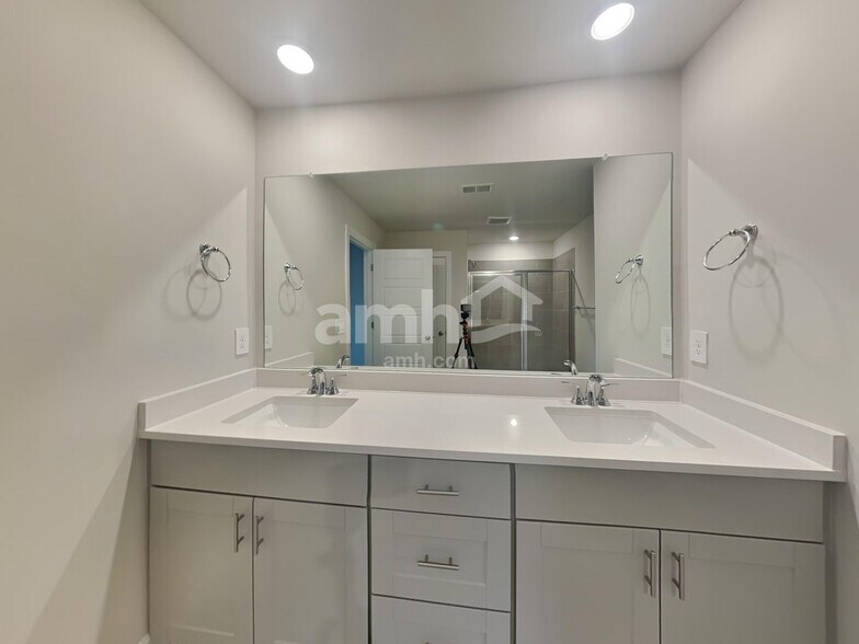 Building Photo - 754 Treeline Rd