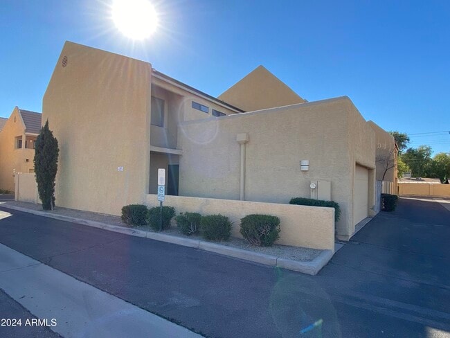 Building Photo - 821 E Redondo Dr