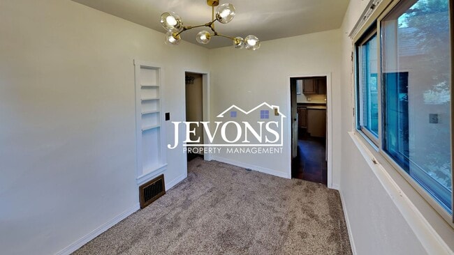 Building Photo - $895 Rent Credit - Charming 3-bedroom home with washer and dryer, an equipped kitchen, and nearby...