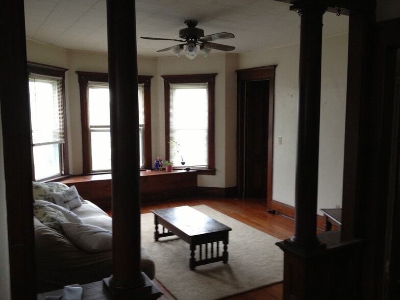 livroom - 221 Ulster St