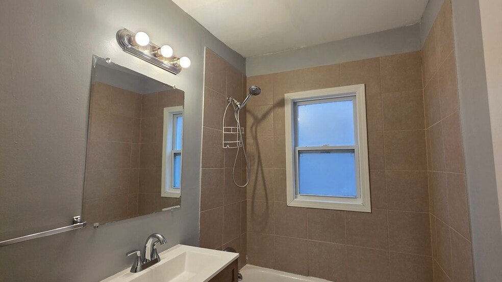 Building Photo - 7542 Meadow Ave