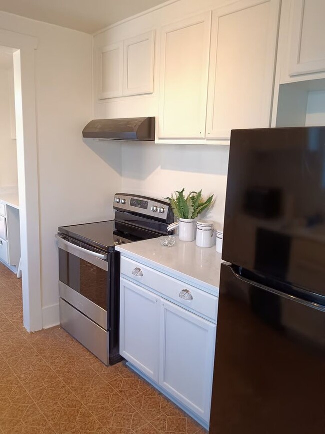 Building Photo - Fully furnished will all utilities included! 2 bed/1 bath, washer & dryer, central location! Shor...