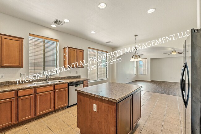 Building Photo - 814 West Camino Curvitas