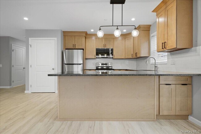 Building Photo - 71 N Main St