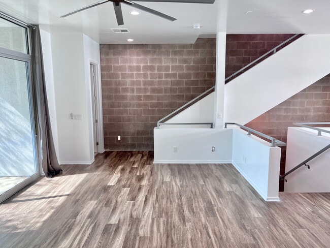Building Photo - 378 S Farmer Ave