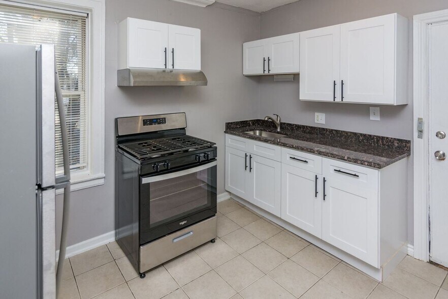 Building Photo - 1125 E 81st St