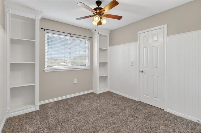 Building Photo - 2110 Encino Dr