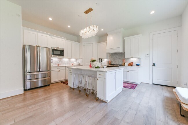 Primary Photo - 5233 Darling St