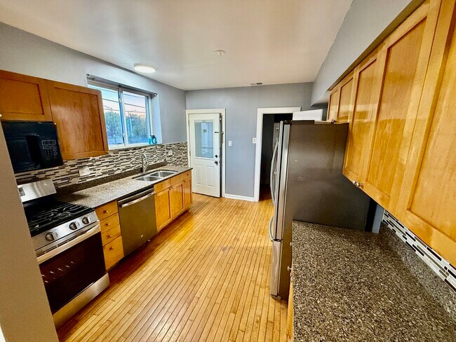 Building Photo - 6014 N Francisco Ave
