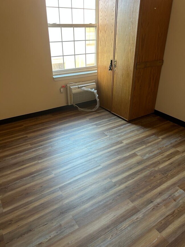 Building Photo - Spacious 1 Bedroom Apartment