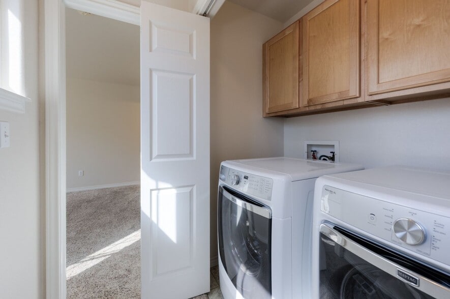 Building Photo - 835 Kane Dr